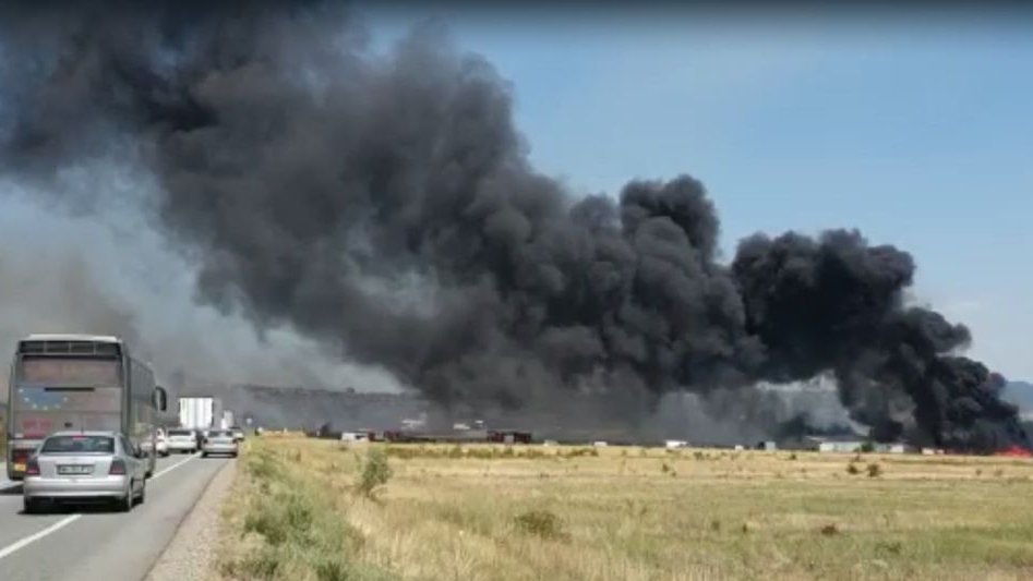 Incendiu puternic la un depozit de maşini din Drobeta Turnu Severin