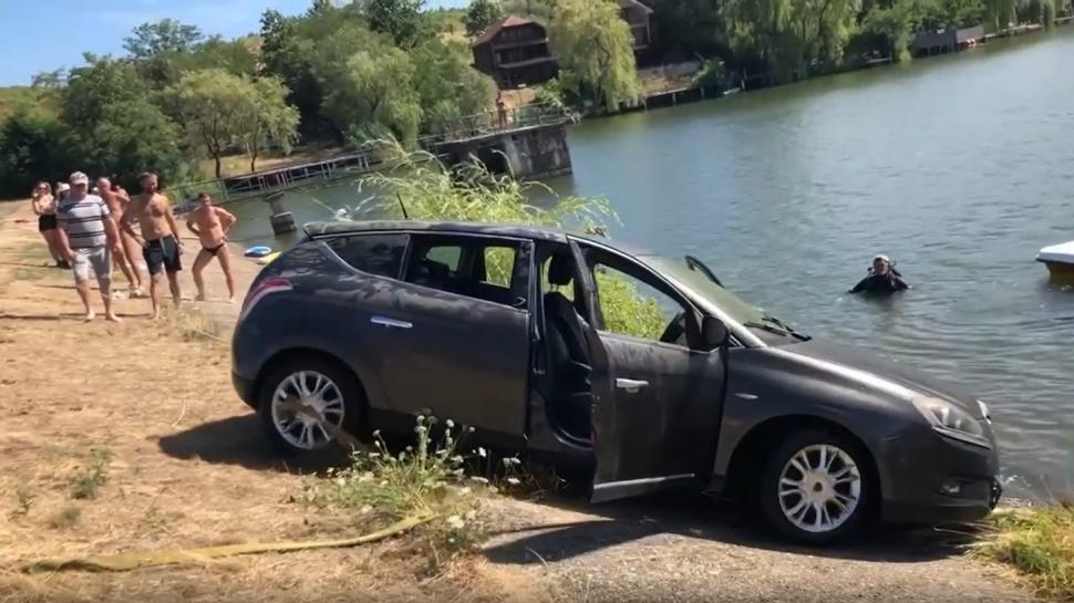 Soțul i-a scufundat mașina soției în lac din răzbunare pentru că vrea să divorțeze, în Satu Mare 781339