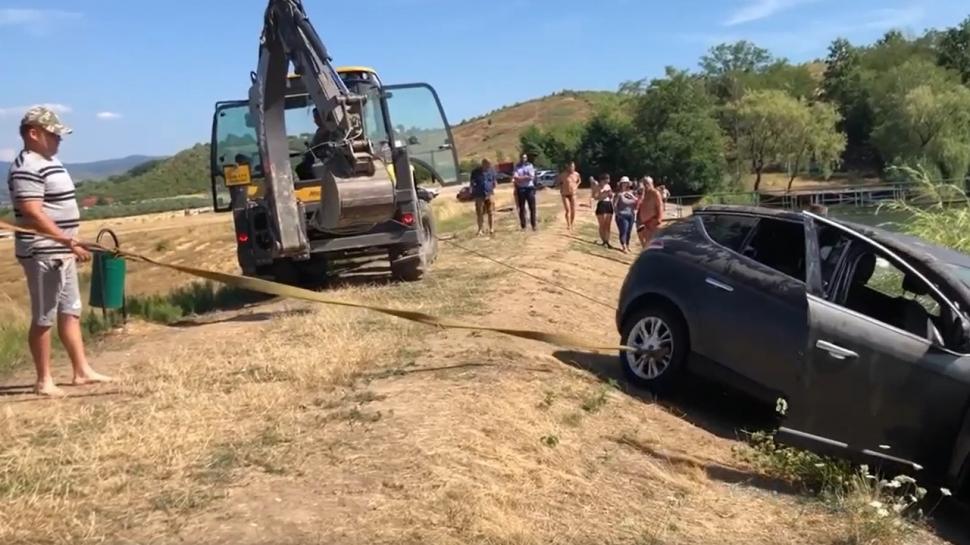 Soțul i-a scufundat mașina soției în lac din răzbunare pentru că vrea să divorțeze, în Satu Mare 781340