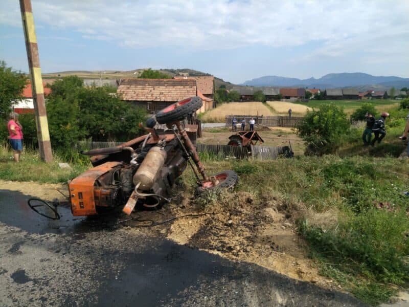 Un tractor a fost lovit de un tren cu pasageri, în Harghita. O persoană a murit pe loc