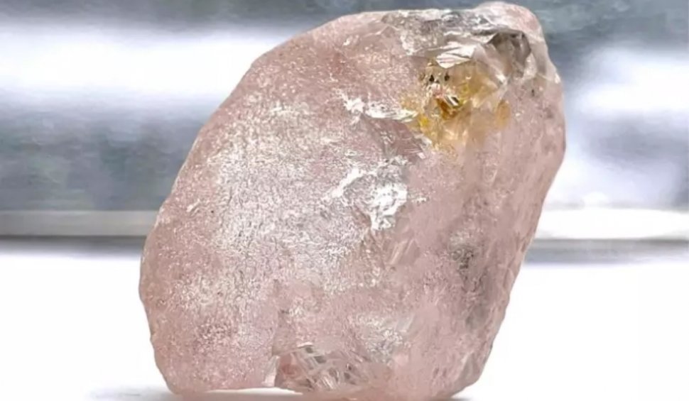 Diamant roz de 170 de carate, descoperit în Angola. Se crede că este cel mai mare găsit în lume, în ultimii 300 de ani
