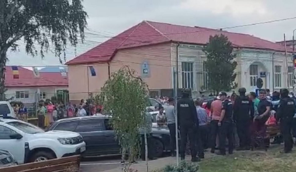 Jandarmi mobilizați la un spital, după ce rudele unui rrom înjunghiat au înconjurat clădirea