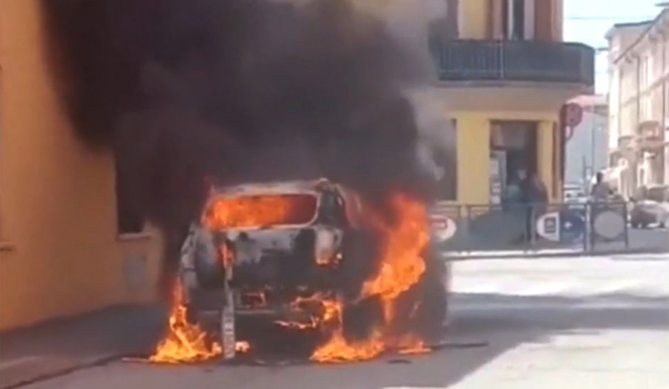 Muncitori români, eroi în Italia, după ce au salvat de la moarte o femeie dintr-o maşină în flăcări