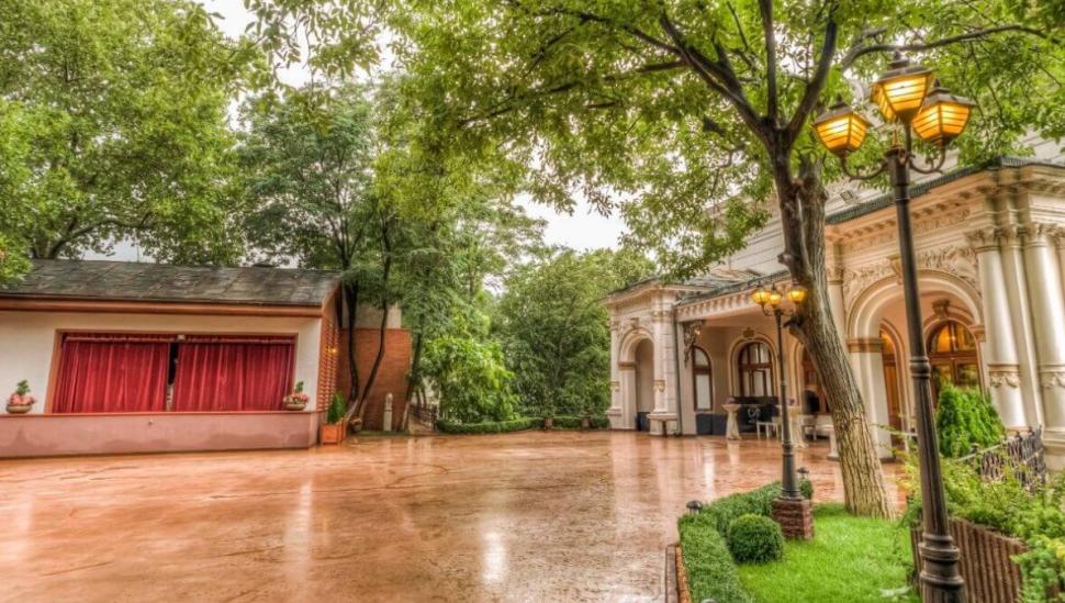 Palatul Bragadiru din Capitală a fost scos la vânzare pentru 26 de milioane de euro. Cum arată în interior 781758