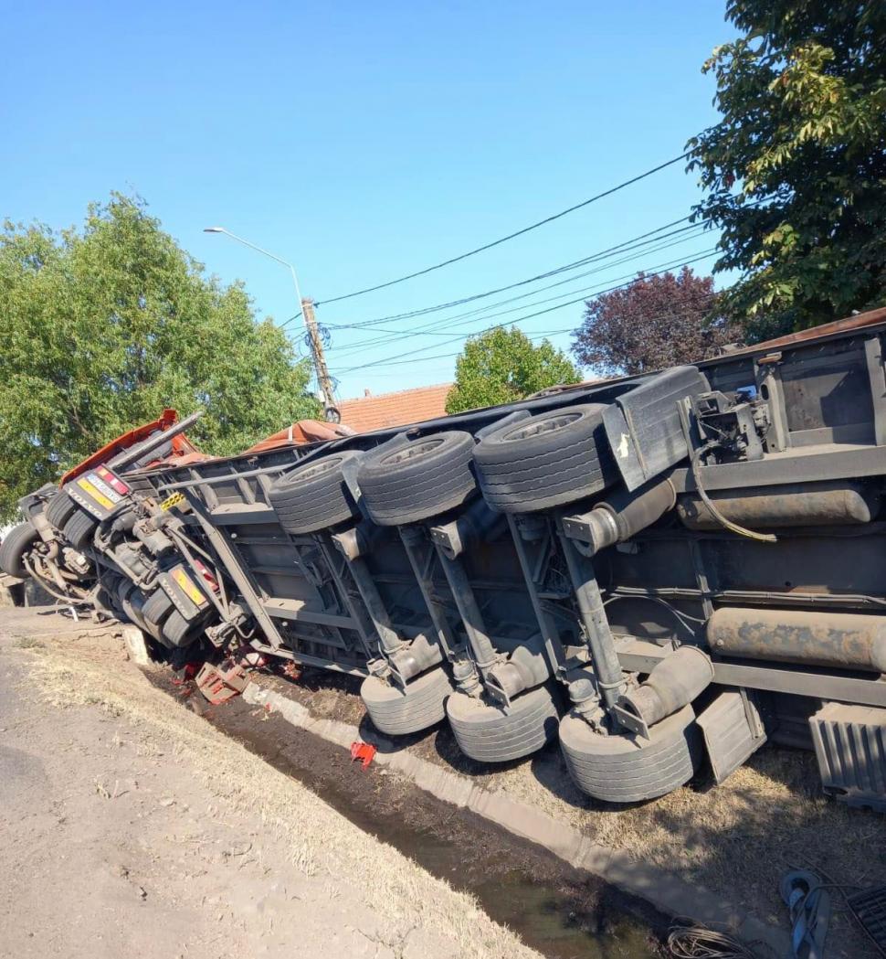 Un șofer beat s-a răsturnat cu TIR-ul plin cu lăzi cu bere, la Remetea Mare | Reacţia poliţiei 781746