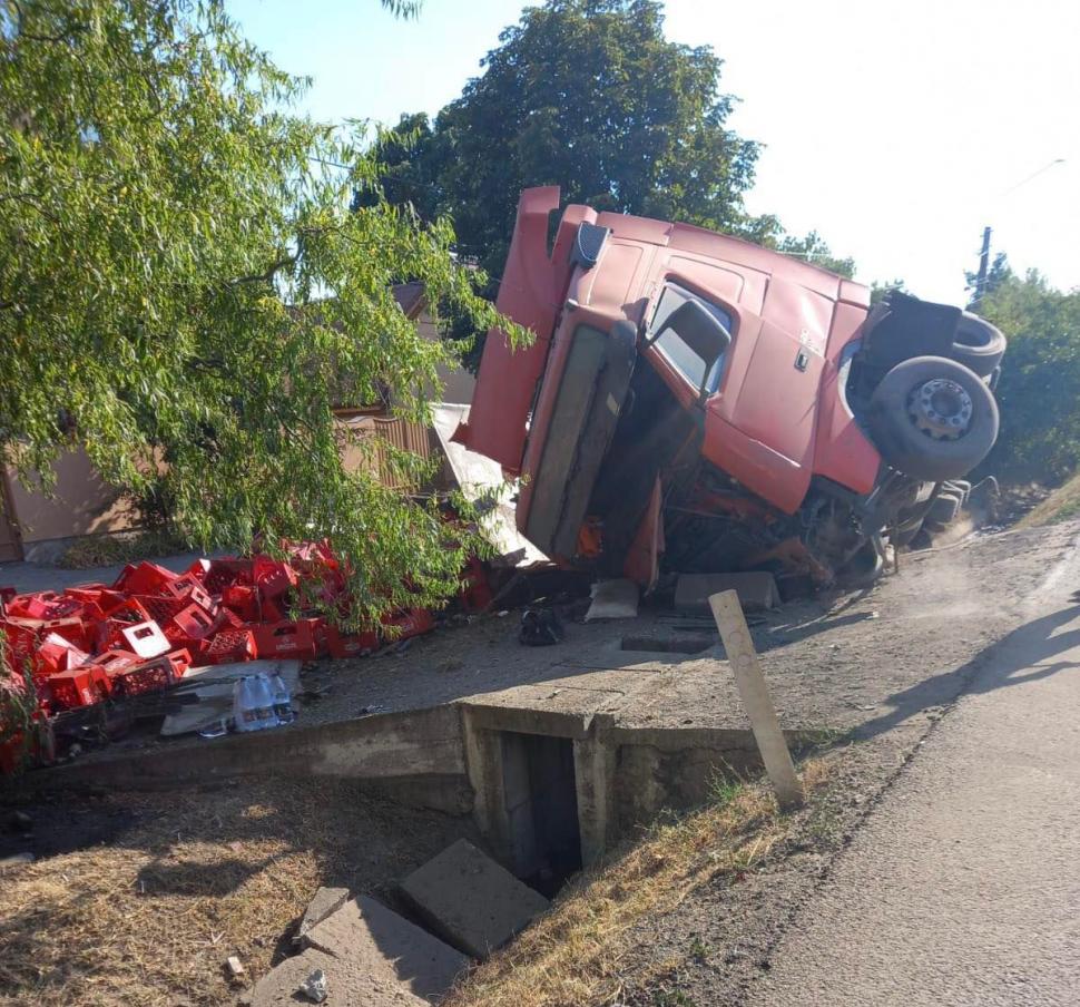 Un șofer beat s-a răsturnat cu TIR-ul plin cu lăzi cu bere, la Remetea Mare | Reacţia poliţiei 781747