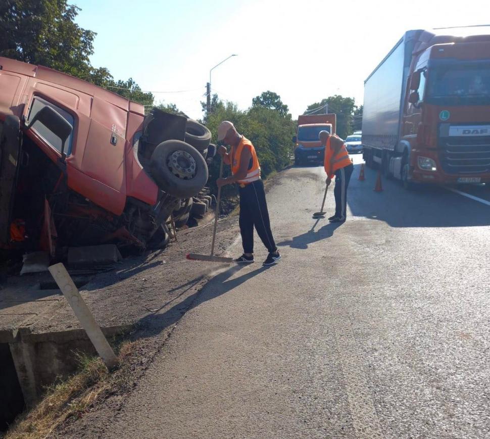 Un șofer beat s-a răsturnat cu TIR-ul plin cu lăzi cu bere, la Remetea Mare | Reacţia poliţiei 781748