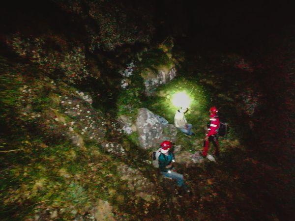 Turist din Bucureşti şi fiica sa, salvaţi după ce s-au rătăcit în munţii Ceahlău | Salvamontiştii au rămas şocaţi când i-au găsit 781773