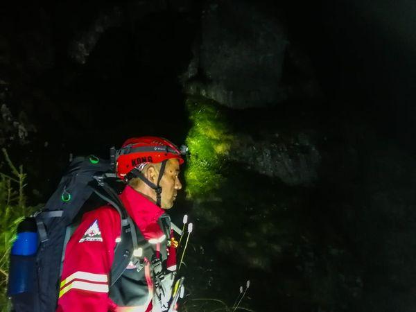 Turist din Bucureşti şi fiica sa, salvaţi după ce s-au rătăcit în munţii Ceahlău | Salvamontiştii au rămas şocaţi când i-au găsit 781775