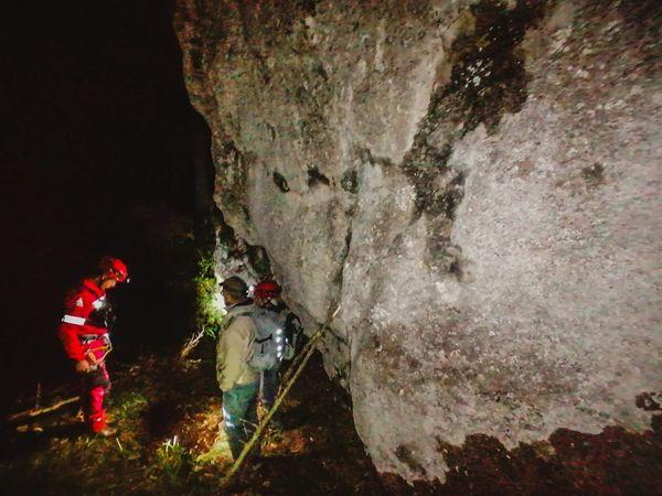 Turist din Bucureşti şi fiica sa, salvaţi după ce s-au rătăcit în munţii Ceahlău | Salvamontiştii au rămas şocaţi când i-au găsit 781779