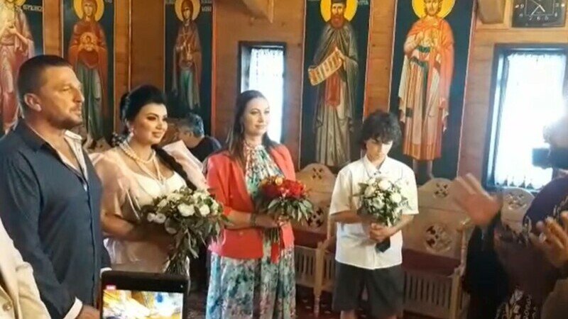Adriana Bahmuțeanu s-a logodit în biserică după doar trei luni de relaţie. Carmen Harra a fost cea care le-a făcut cunoştinţă