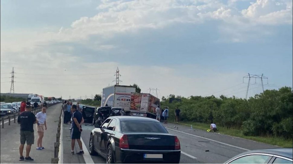 Accident în lanţ, cu şapte maşini, pe autostrada Bucureşti-Piteşti. Un mort şi mai mulţi răniţi. Trafic blocat