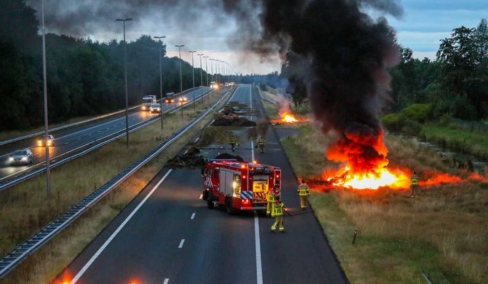 Fermierii olandezi au blocat mai multe autostrăzi cu baricade din bălegar