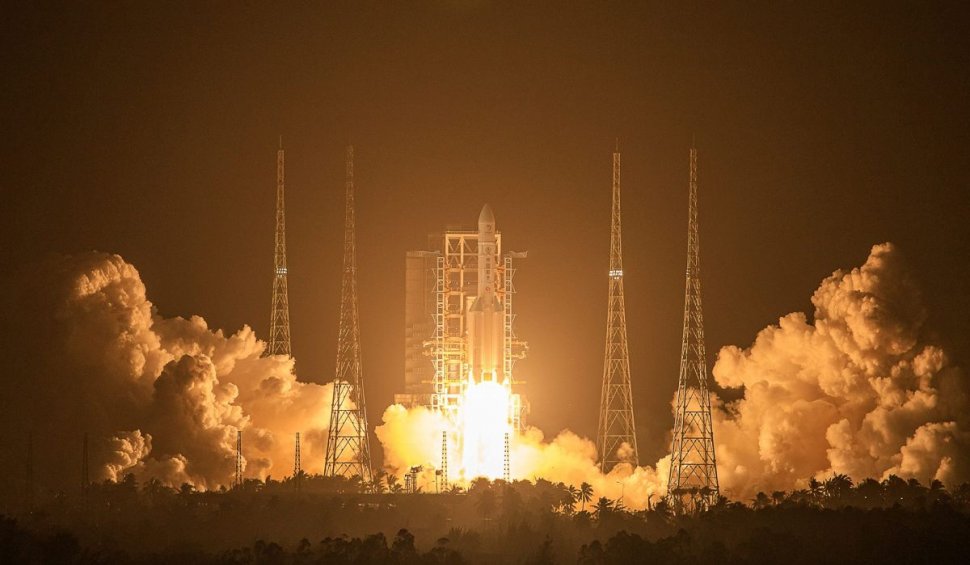 Racheta Long March 5B, lansată recent de China, va cădea duminică pe Pământ. Care este riscul pentru populație