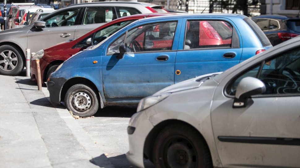Șoferii din București s-au trezit cu fluturași în parbriz de la Primăria Capitalei, privind plata parcării începând cu 15 august