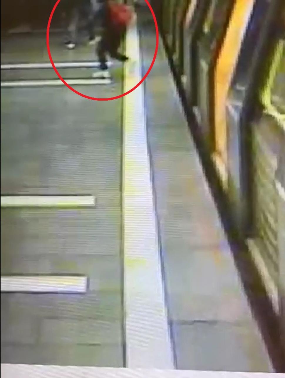 Alertă în Bucureşti! A fost prins un individ care ataca oameni la metrou 782069