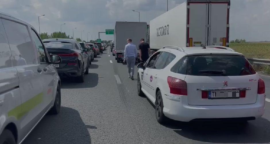 Cozi kilometrice la Vama Nădlac. Se întorc românii acasă 782134