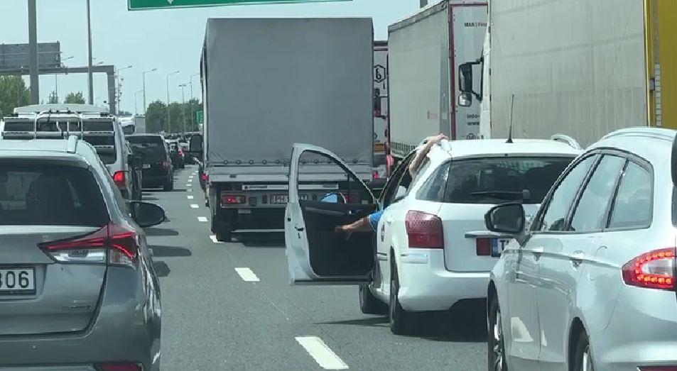 Cozi kilometrice la Vama Nădlac. Se întorc românii acasă 782136