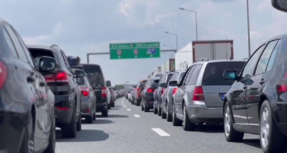 Cozi kilometrice la Vama Nădlac. Se întorc românii acasă 782138