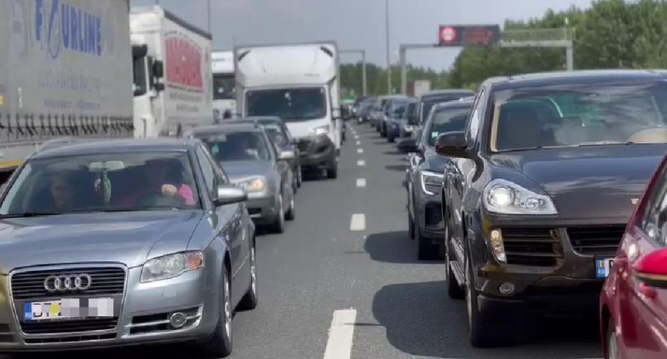 Cozi kilometrice la Vama Nădlac. Se întorc românii acasă 782139