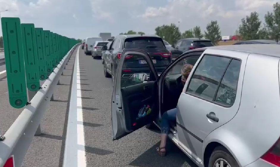 Cozi kilometrice la Vama Nădlac. Se întorc românii acasă 782141