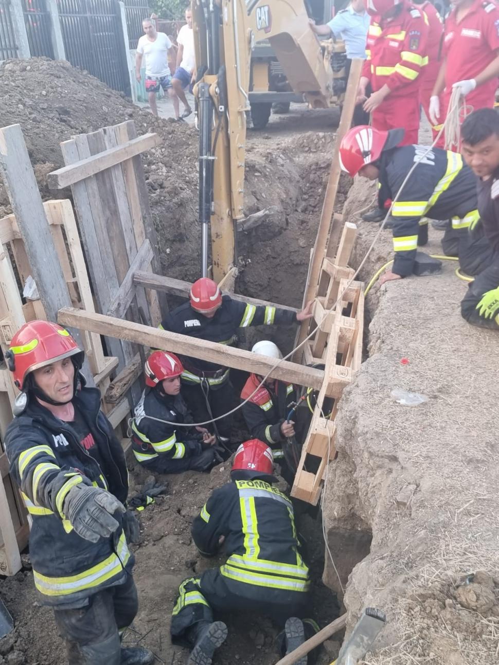 Misiune contracronometru de salvare în Constanța: Un mal de pământ s-a surpat peste doi muncitori, unul dintre ei a murit 782220