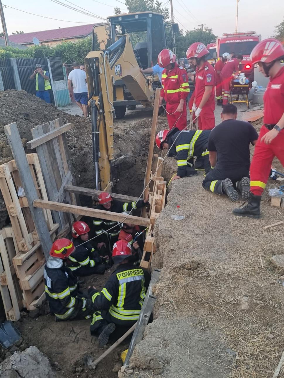 Misiune contracronometru de salvare în Constanța: Un mal de pământ s-a surpat peste doi muncitori, unul dintre ei a murit 782221