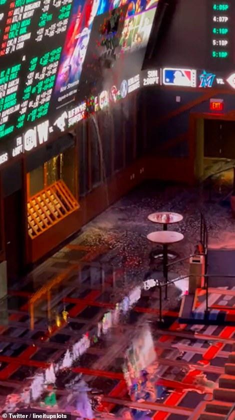 Ploi torențiale și inundații în Las Vegas. Apa a intrat în cazinourile și hotelurile din orașul aflat în plin deșert 782240