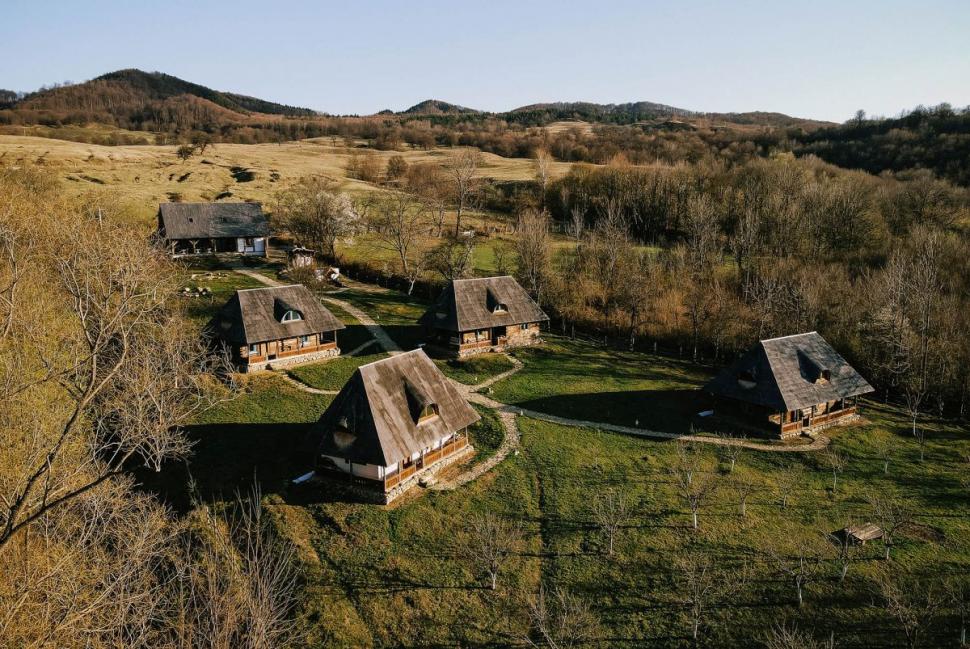 Satul "Albastru" din România, scos la vânzare pentru 1,4 milioane de euro 782154