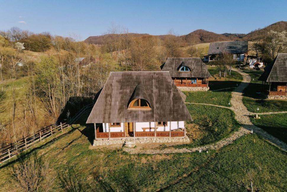 Satul "Albastru" din România, scos la vânzare pentru 1,4 milioane de euro 782155