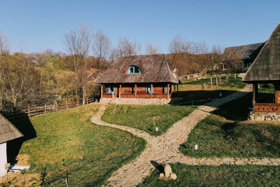 Satul "Albastru" din România, scos la vânzare pentru 1,4 milioane de euro 782157