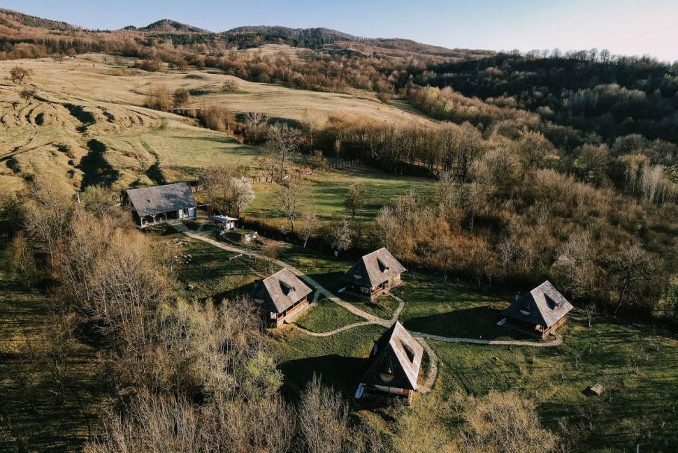 Satul "Albastru" din România, scos la vânzare pentru 1,4 milioane de euro 782160