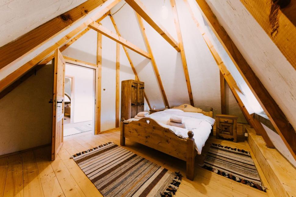 Satul "Albastru" din România, scos la vânzare pentru 1,4 milioane de euro 782172