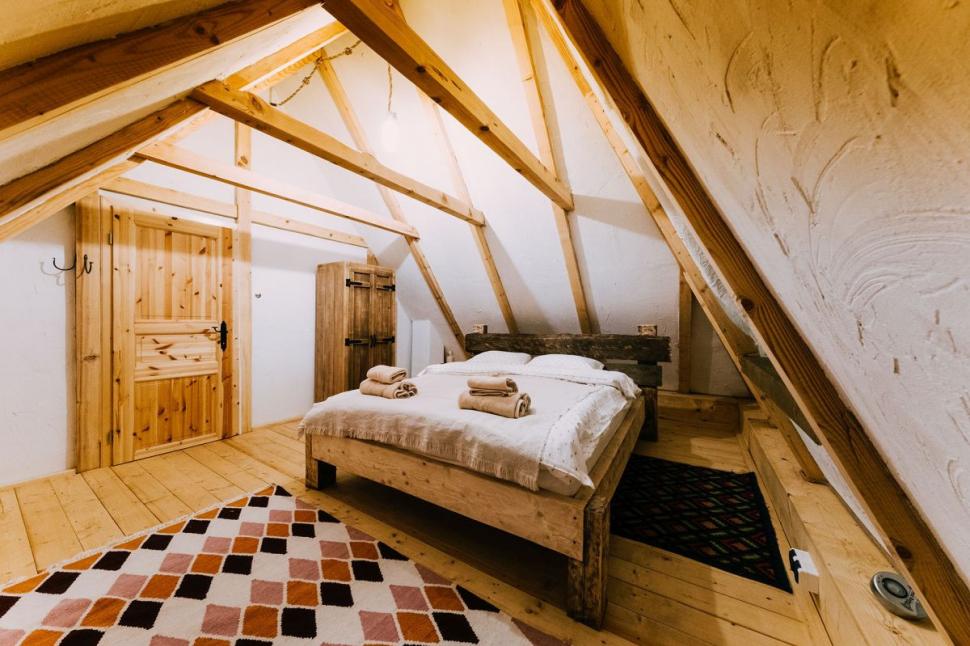 Satul "Albastru" din România, scos la vânzare pentru 1,4 milioane de euro 782175