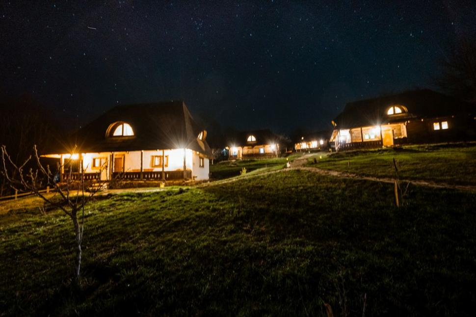 Satul "Albastru" din România, scos la vânzare pentru 1,4 milioane de euro 782177