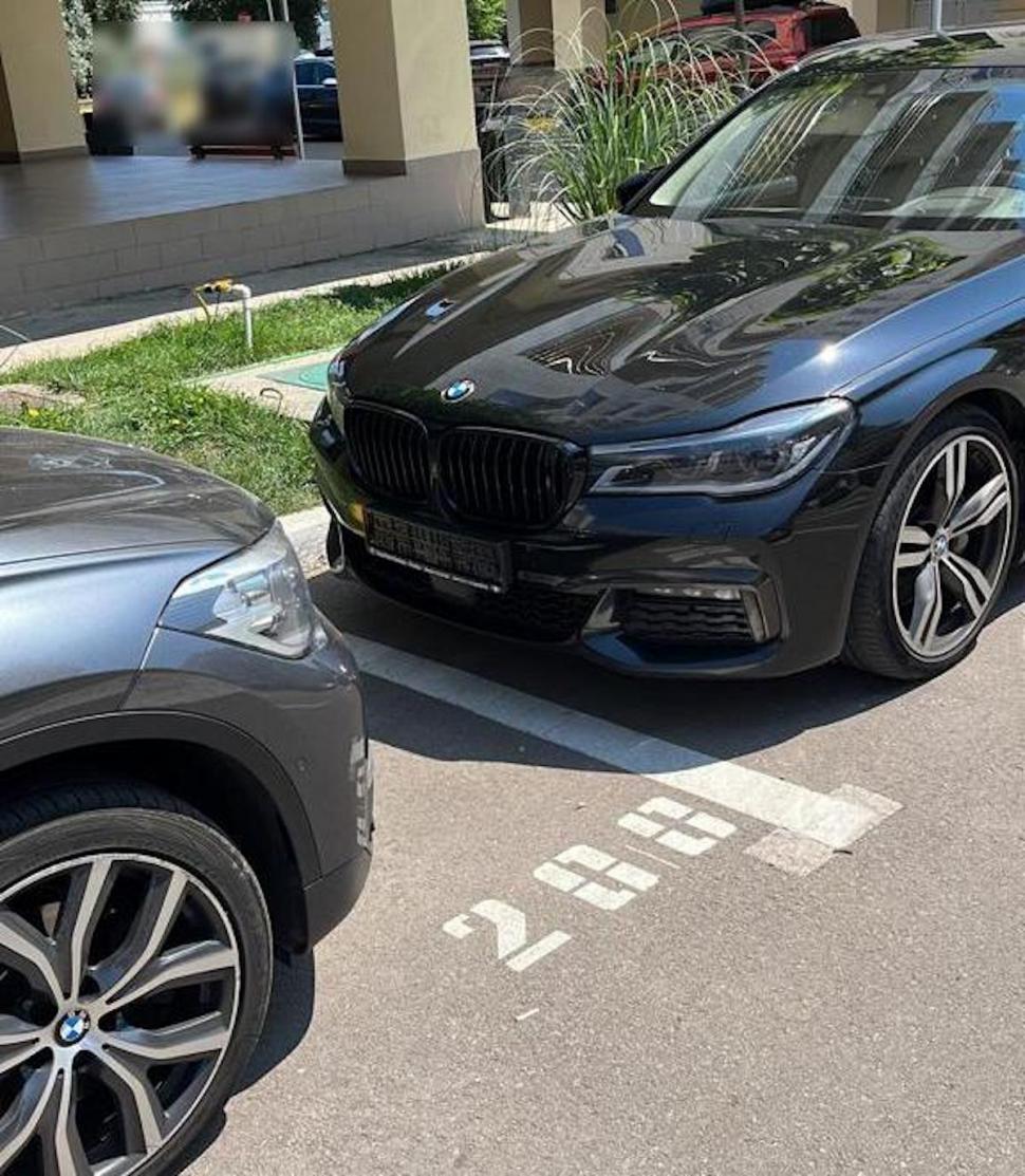 Doi turiști cu BMW au demontat numerele mașinilor pentru a nu plăti parcarea în Mamaia 782131