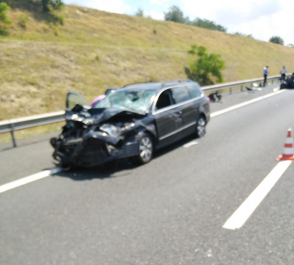 Carambol pe Autostrada Soarelui! Un șofer a zburat peste parapet și a lovit, în cădere, alte 2 mașini de pe sensul opus 782297