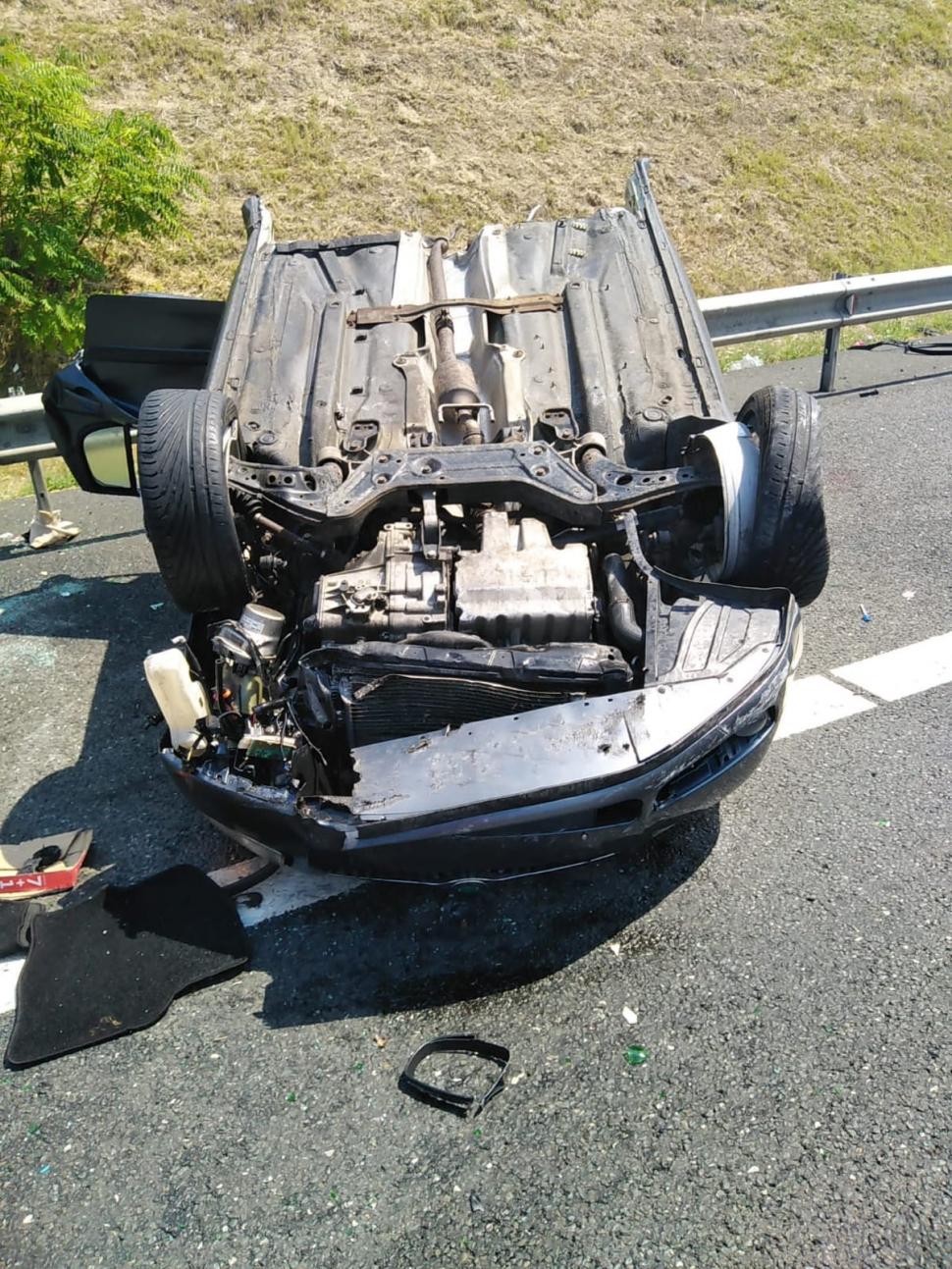 Carambol pe Autostrada Soarelui! Un șofer a zburat peste parapet și a lovit, în cădere, alte 2 mașini de pe sensul opus 782298