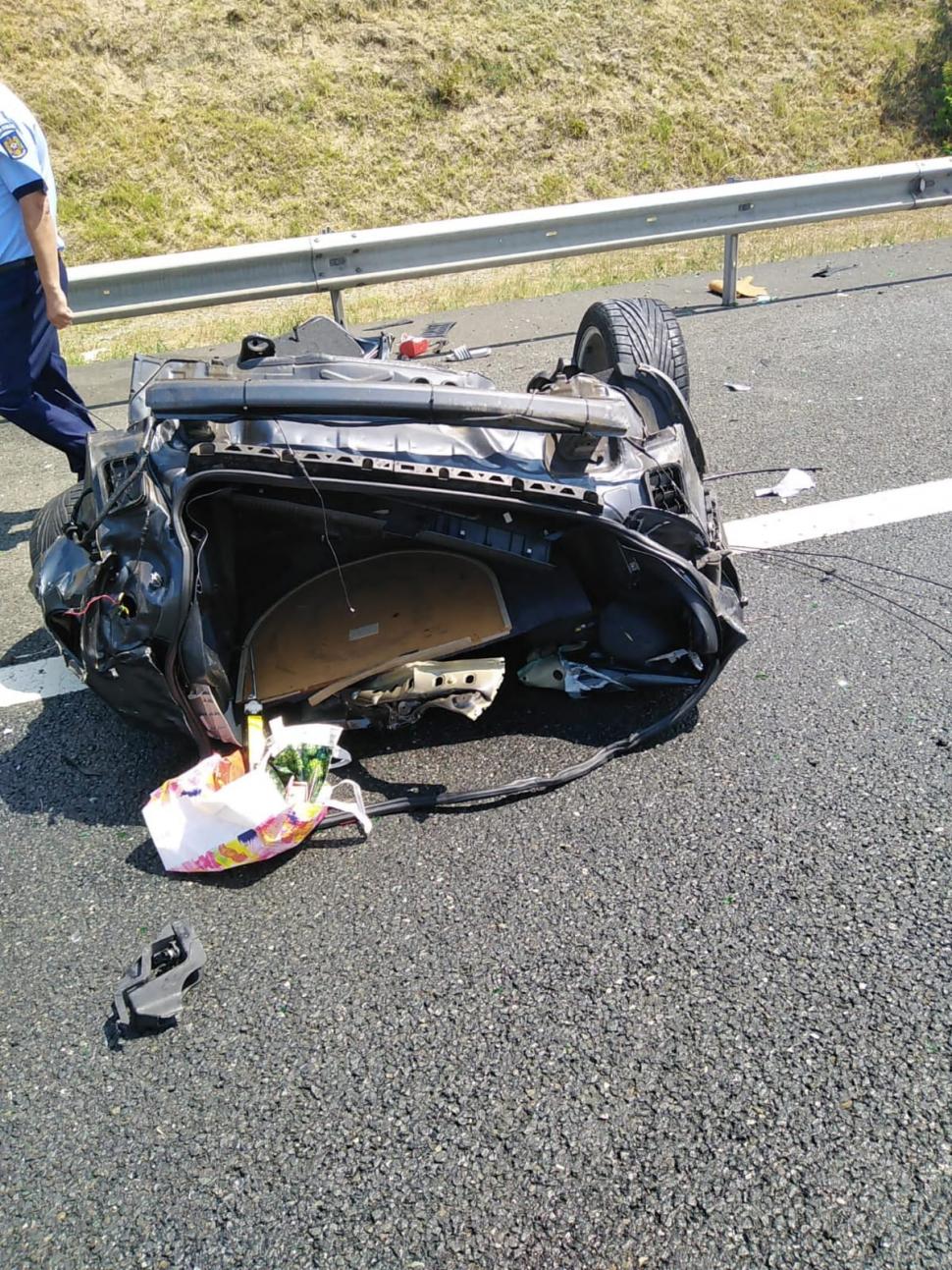 Carambol pe Autostrada Soarelui! Un șofer a zburat peste parapet și a lovit, în cădere, alte 2 mașini de pe sensul opus 782299