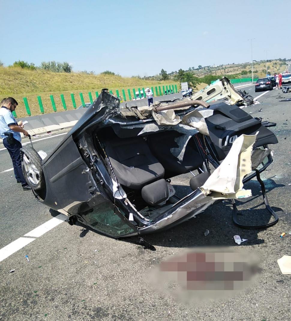 Carambol pe Autostrada Soarelui! Un șofer a zburat peste parapet și a lovit, în cădere, alte 2 mașini de pe sensul opus 782300