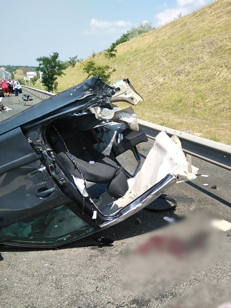 Carambol pe Autostrada Soarelui! Un șofer a zburat peste parapet și a lovit, în cădere, alte 2 mașini de pe sensul opus 782301