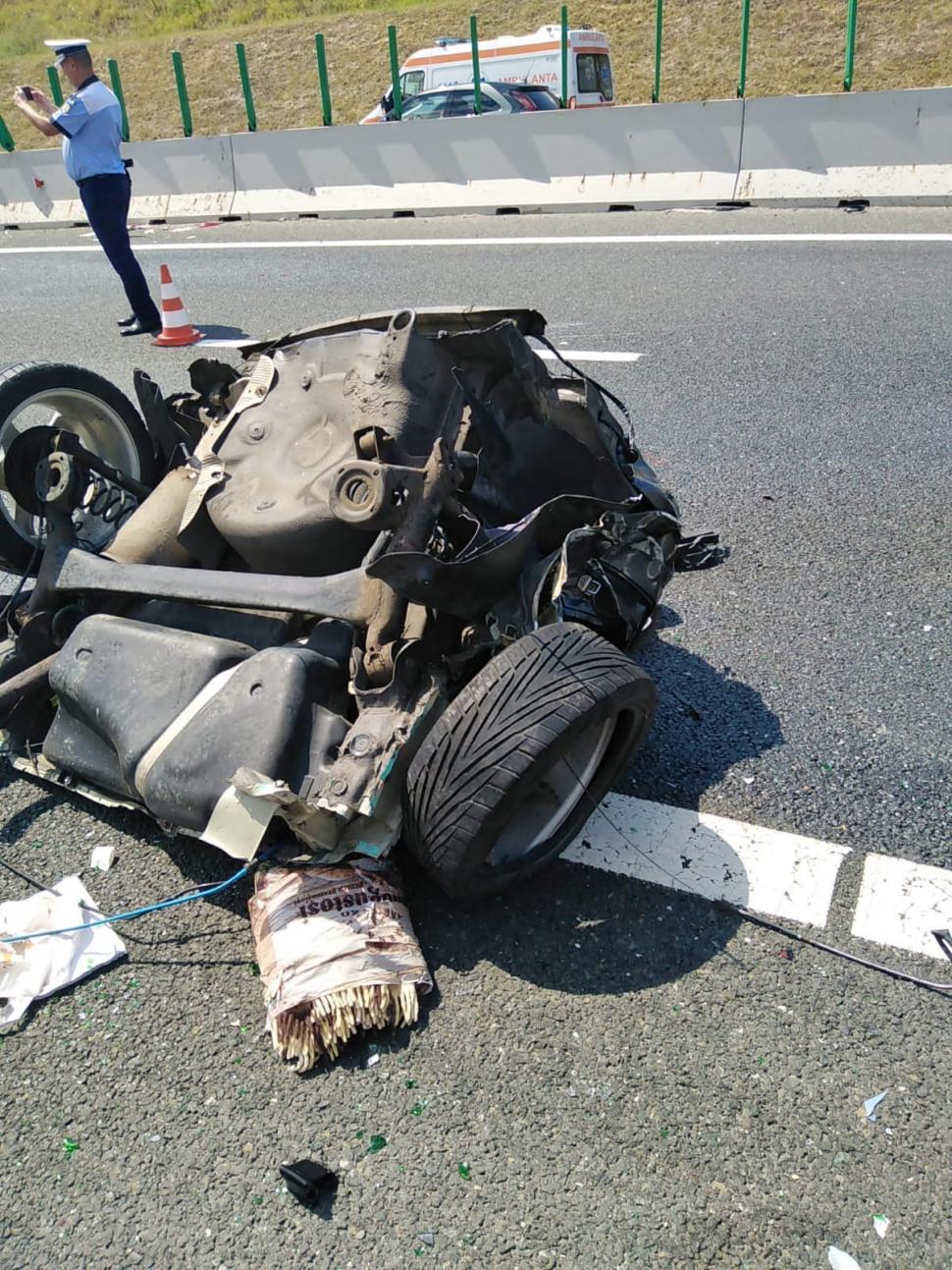 Carambol pe Autostrada Soarelui! Un șofer a zburat peste parapet și a lovit, în cădere, alte 2 mașini de pe sensul opus 782303