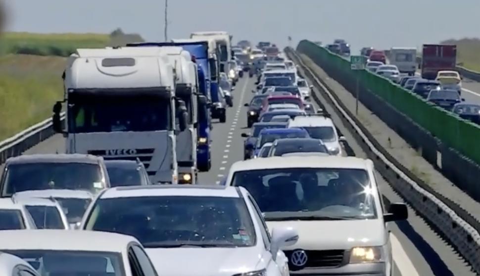 Mașină răsturnată în urma unui accident pe autostrada A2. Traficul spre mare este îngreunat 782262