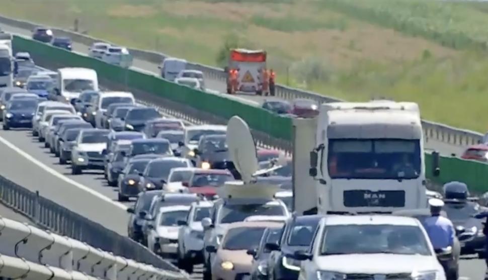 Mașină răsturnată în urma unui accident pe autostrada A2. Traficul spre mare este îngreunat 782264