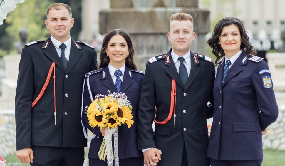 Nuntă inedită, în uniformele de serviciu. Un pompier și o polițistă și-au spus ”DA” | ”Cinste celor care iubesc ceea ce fac”