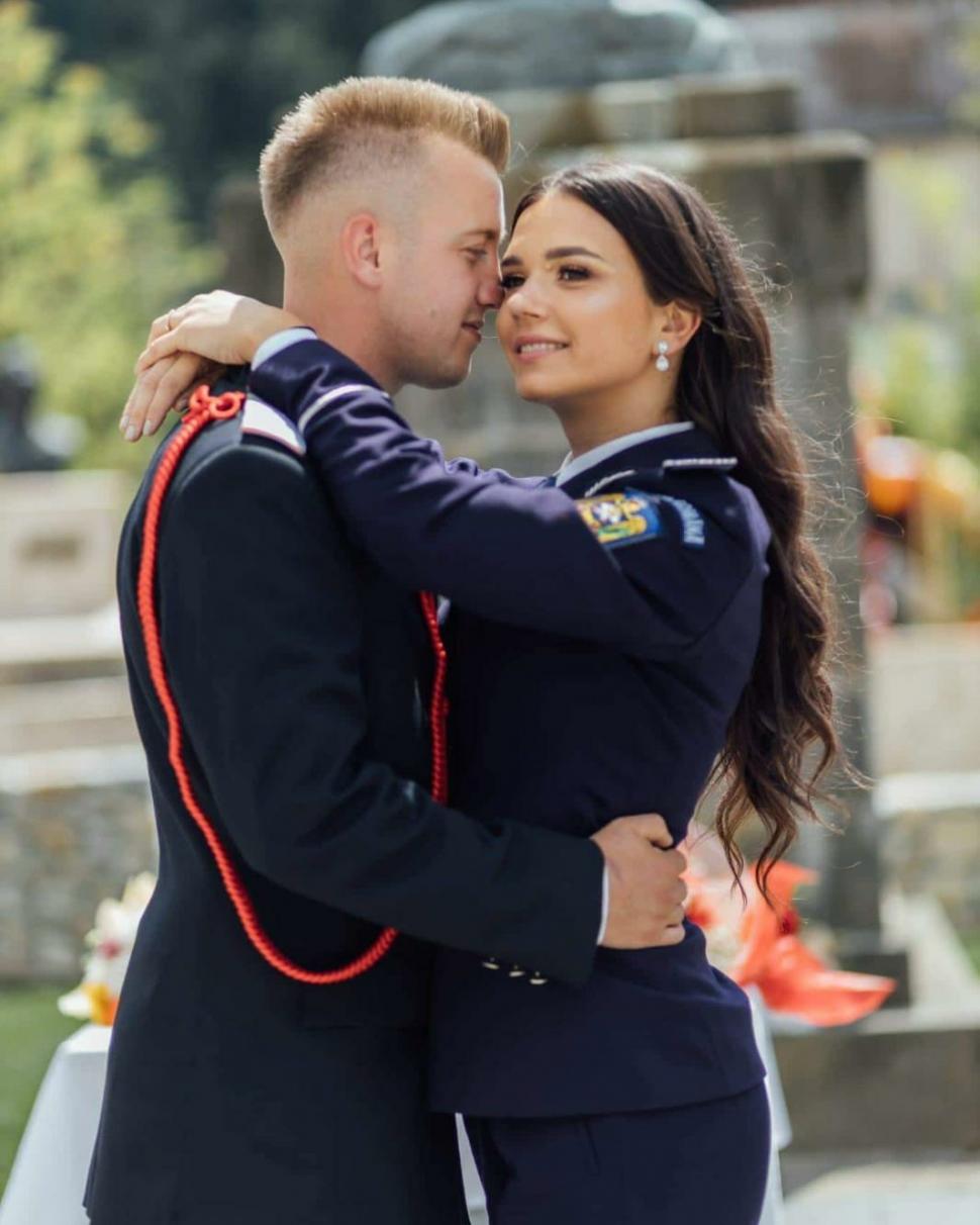 Nuntă inedită, în uniformele de serviciu. Un pompier și o polițistă și-au spus ”DA” | ”Cinste celor care iubesc ceea ce fac” 782428