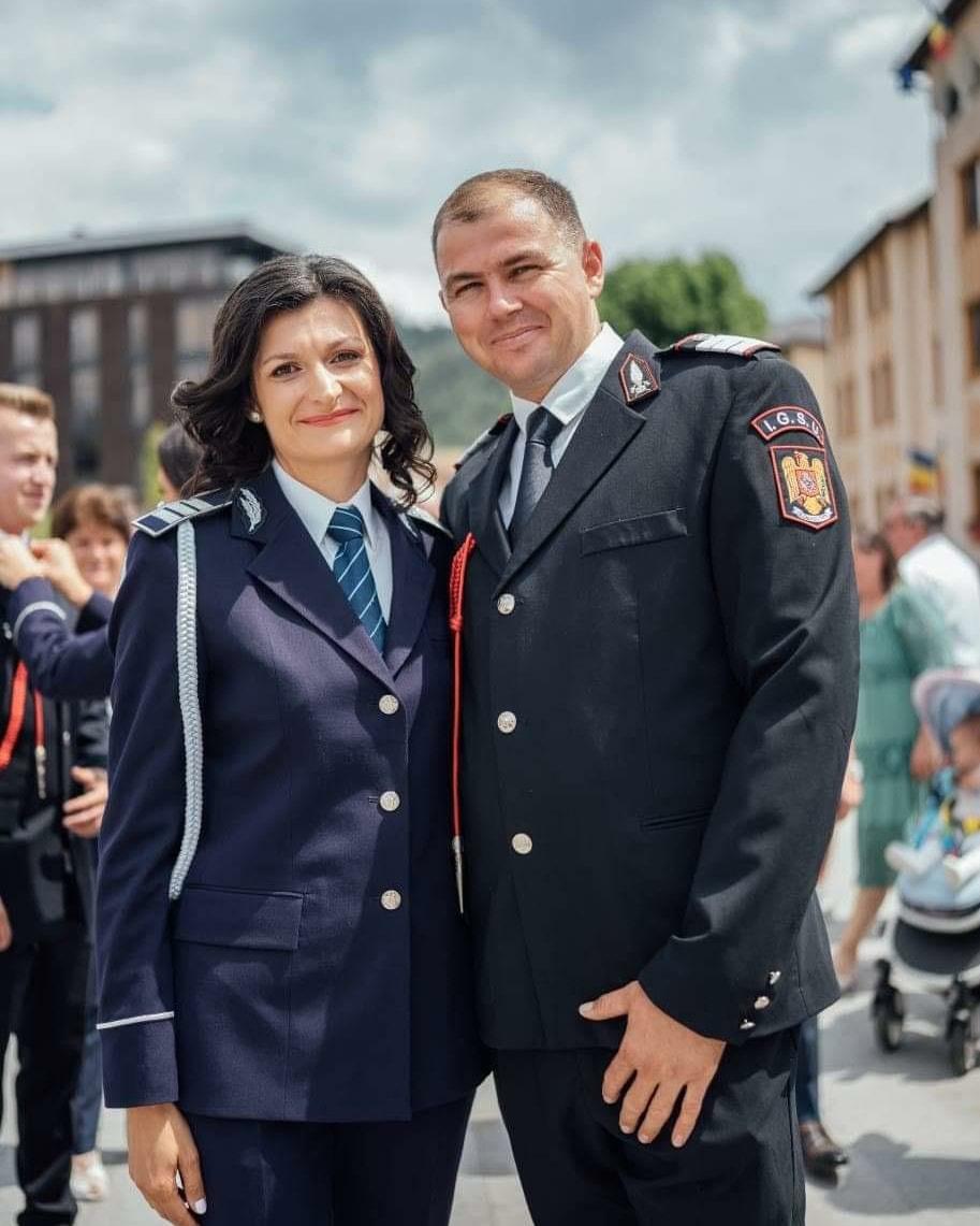Nuntă inedită, în uniformele de serviciu. Un pompier și o polițistă și-au spus ”DA” | ”Cinste celor care iubesc ceea ce fac” 782430