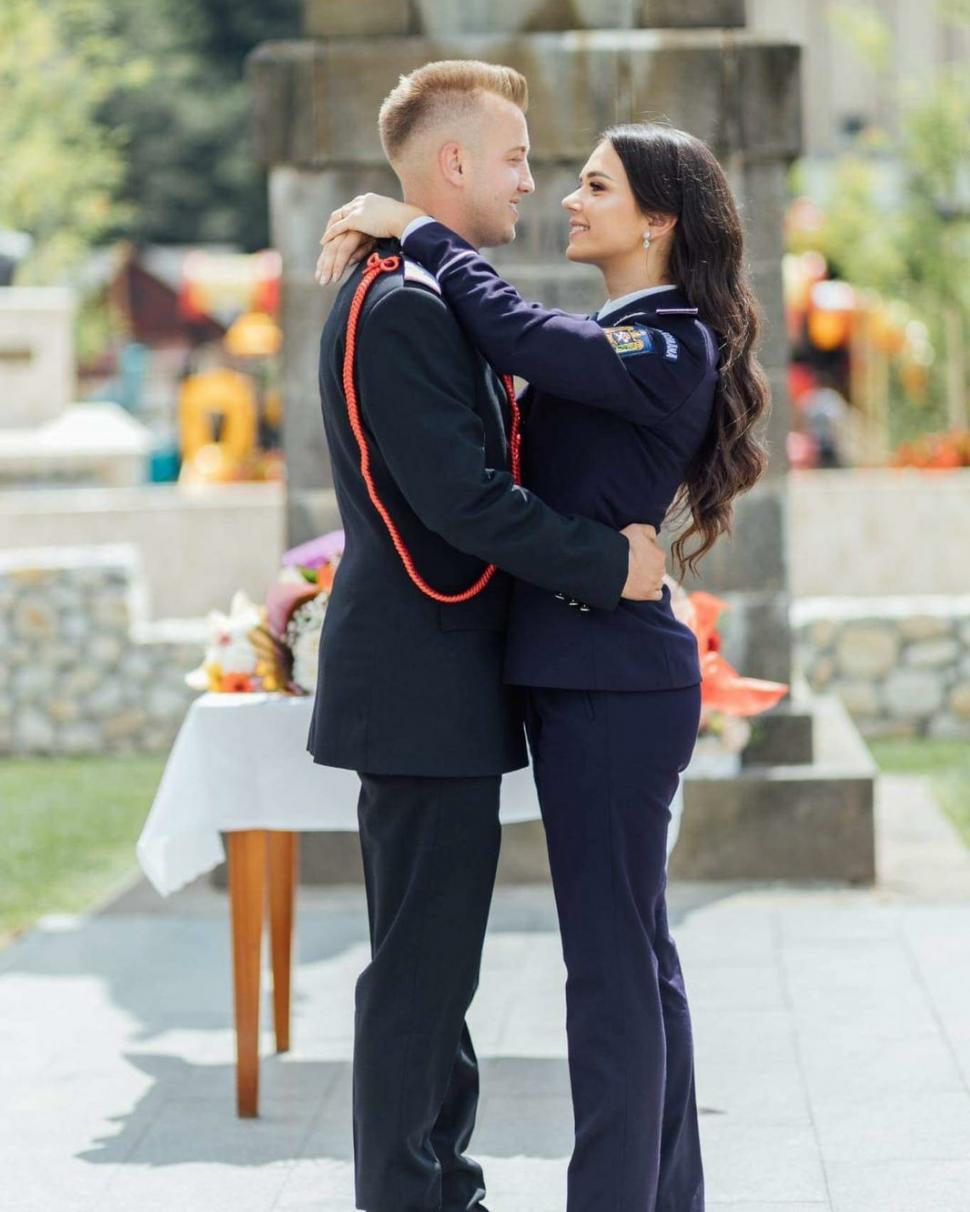 Nuntă inedită, în uniformele de serviciu. Un pompier și o polițistă și-au spus ”DA” | ”Cinste celor care iubesc ceea ce fac” 782431