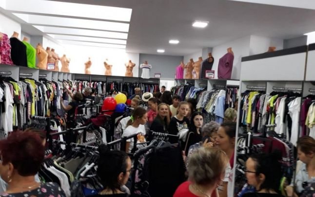 Sute de români s-au călcat în picioare la deschiderea unui magazin de haine second-hand. Au smuls şi hainele de pe manechine