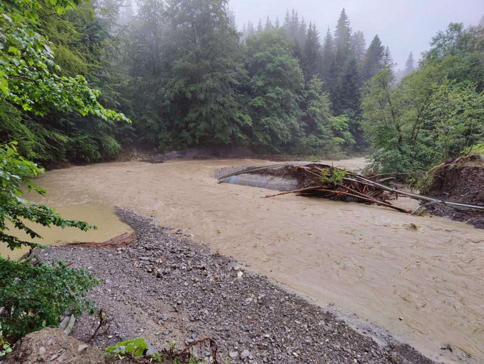 Vremea a făcut prăpăd în judeţul Prahova! Un pod a fost luat de viitură, iar mii de oameni au rămas fără curent şi apă potabilă 782379